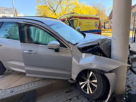 Samoch�d wbi� si� w filar w centrum Mi�dzyzdroj�w. Kierowca prawdopodobnie zas�ab� za kierownic�