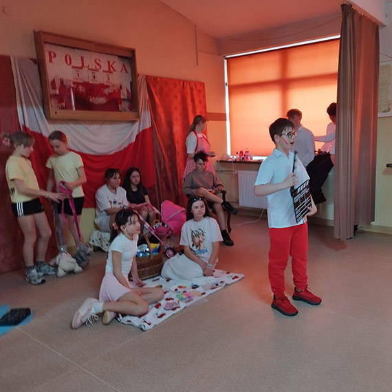 �wiadoma maj�wka w Dziwnowie - uczniowie pokazali, jak ��czy� histori� z nowoczesn� form�