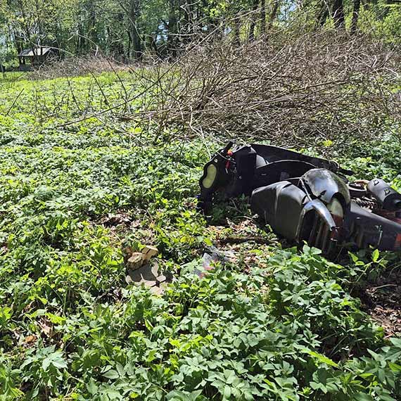 Uciekał przed Policją skuterem, pasażerkę pozostawił w lesie, a sam ukrył się w lodówce