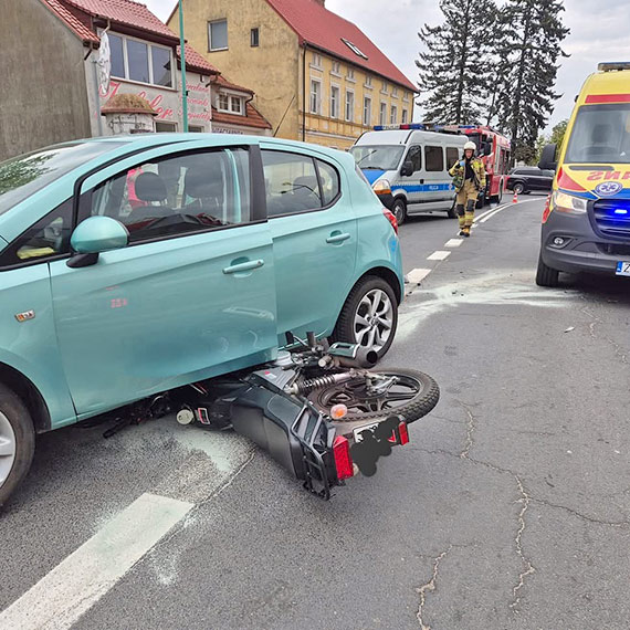 Motocykl wbi� si� pod auto w Wolinie. Jedna osoba trafi�a do szpitala
