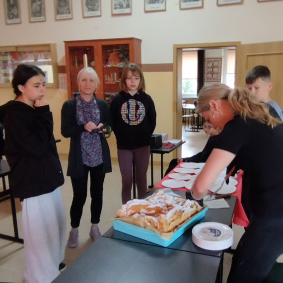 „Na targowisku w dzie� targowy, takie oto s� rozmowy. Prosz� pani, prosz� pana, co pani dzisiaj sprzedaje od rana? Dla Diegona, dla schroniska b�dzie troch� targowiska.”