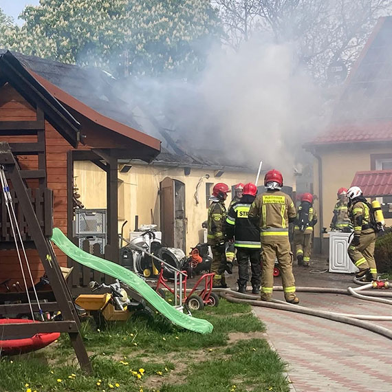 Po�ar warsztatu w Dusinie. Na miejscu stra�acy z kilku jednostek