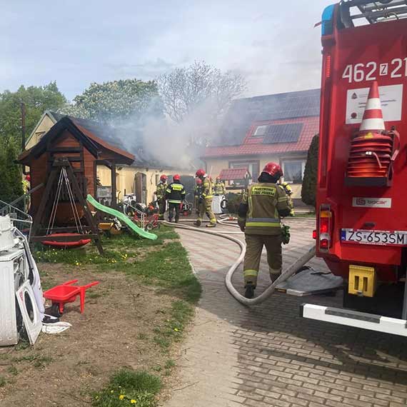 Pożar warsztatu w Dusinie. Na miejscu strażacy z kilku jednostek