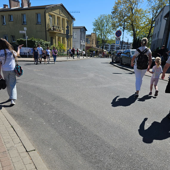 Mieszkaniec: Niebezpieczne skrzyżowanie w Międzyzdrojach. Turyści i dzieci przechodzą przez jezdnię bez pasów