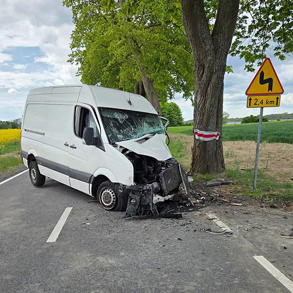 Dostawczak uderzy� w drzewo mi�dzy Kuku�owem a Sibinem. Jedna osoba trafi�a do szpitala