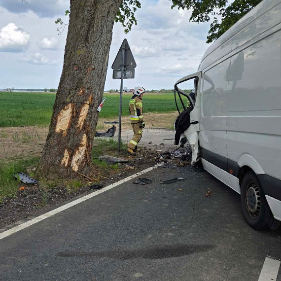 Dostawczak uderzył w drzewo między Kukułowem a Sibinem. Jedna osoba trafiła do szpitala