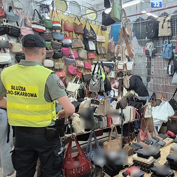 Zachodniopomorska KAS likwiduje punkty sprzeda�y podrobionej odzie�y