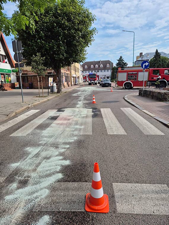 Plama oleju w centrum Wolina. Stra�acy zabezpieczali ulic� Wojska Polskiego