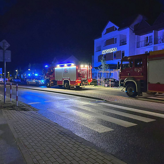 Samochód wjechał w budynek w Dziwnówku. Kierowca uciekł przed przyjazdem służb