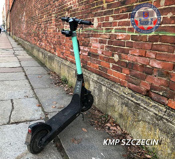 Nietrzeźwy kierujący hulajnogą zatrzymany przez policjantów. Był także osobą poszukiwaną