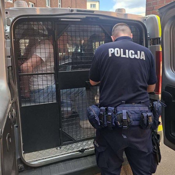 Zarzuty dla 51-latka po ugodzeniu no�em w Parku D�browskiego w Ko�obrzegu