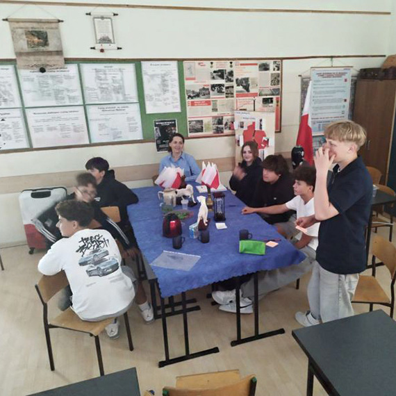 Pi�� lat pomagania, patriotyzmu i wsp�lnych inicjatyw. Samorz�d Uczniowski z Dziwnowa podsumowa� swoj� dzia�alno��
