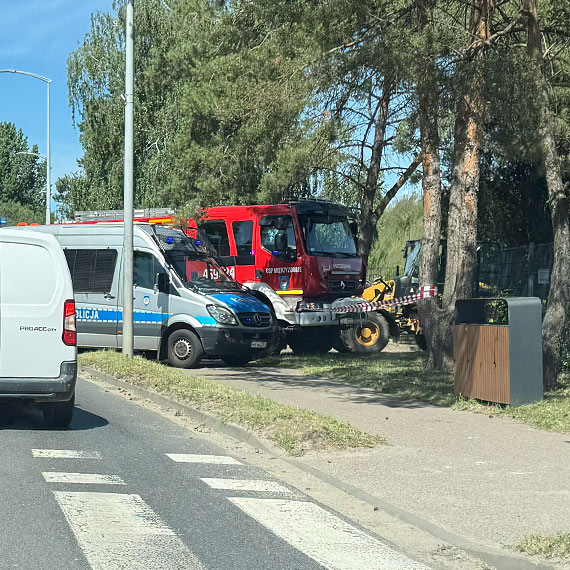 Kobieta na hulajnodze uderzyła w koparko-ładowarkę. Przyleciał śmigłowiec LPR