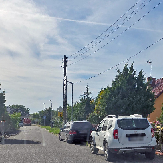 Mieszkanka alarmuje: chodnik zastawiony samochodami. Burmistrz odpowiada: zmian nie b�dzie