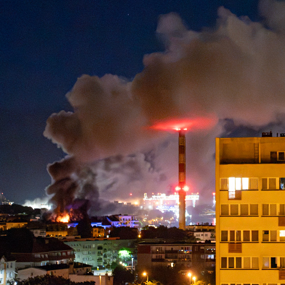 Dramatyczny po�ar kamienicy przy Grunwaldzkiej w �winouj�ciu. Ewakuowano rodziny z dzie�mi, zawali�a si� cz�� dachu. Zobacz film!