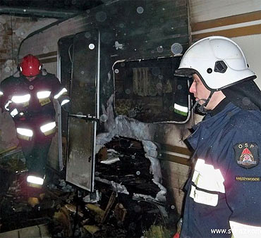 Mi�dzywodzie: Sp�on�a przyczepa kempingowa