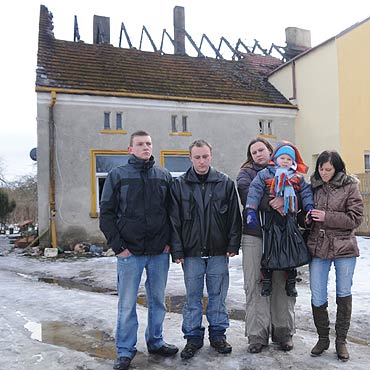 Rodzina straci�a wszystko w po�arze. Ka�dy mo�e im pom�c!