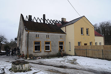 Rodzina straci�a wszystko w po�arze. Ka�dy mo�e im pom�c!