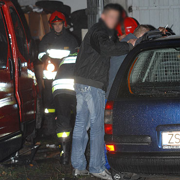 Zmar� m�czyzna przygnieciony przez samoch�d