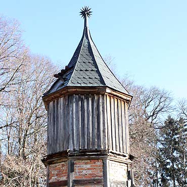�wierzno: Ukrad� blach� z zabytkowego go��bnika. Pr�bowa� ucieka�