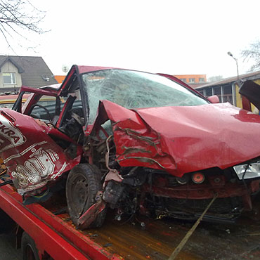 Alfa romeo uderzy�o w drzewo. Zgin�� pasa�er