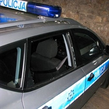 Wpad� w furi� i wybi� szyb� w radiowozie