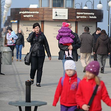 Mi�dzyzdroje: Ciep�y weekend. Nad morzem pierwsi ch�tni do k�pieli w Ba�tyku