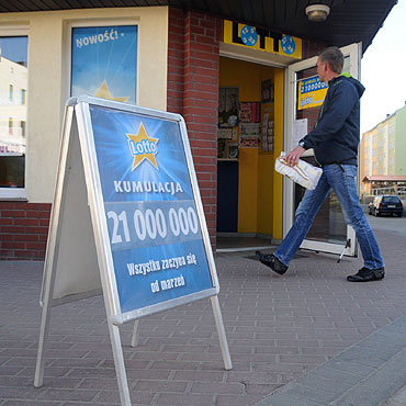 Kolejna wielka kumulacja w Lotto. Dw�ch mieszka�c�w powiatu trafi�o „sz�stk�”