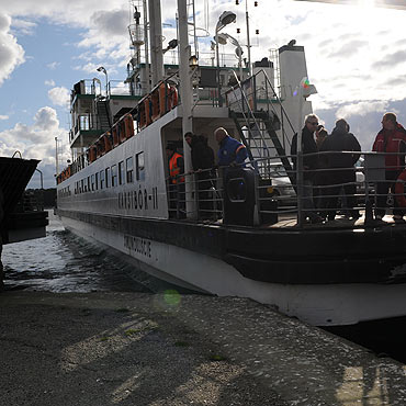 �winouj�cie: Prom miejski roztrzaska� nabrze�e