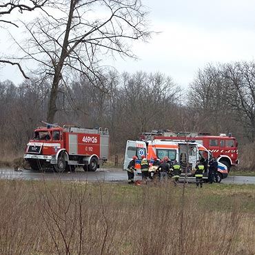 Kamie� Pomorski: W�z stra�y po�arnej uderzy� w drzewo. Ranny stra�ak