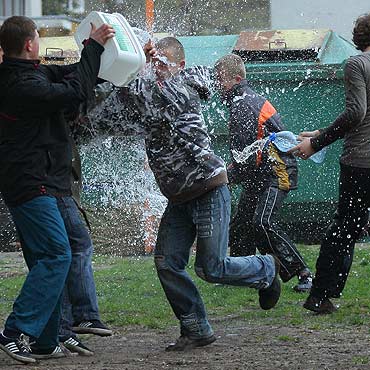 Policja ostrzega: W lany poniedzia�ek nie warto przesadza� z wod�