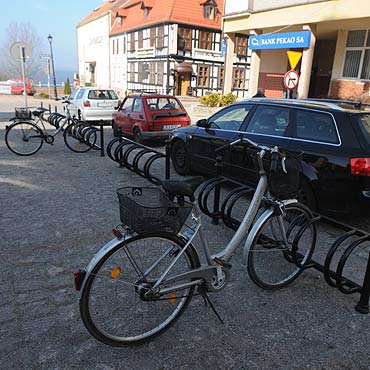Kamie� Pomorski: Stojaki pod ratuszem ju� nie takie samotne