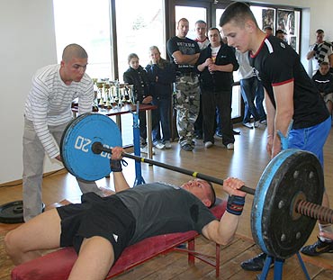 Dziwn�w: Zawody w wyciskaniu sztangi le��c