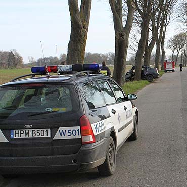 18-latek bez uprawnie� chcia� podwie�� kole�ank� do szko�y. Rozbili si� na drzewie