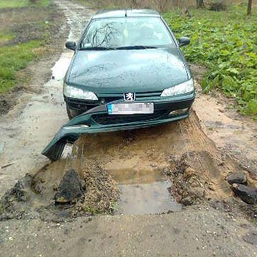 Skarchowo: Urwa�a zderzak w samochodzie. Wszystko przez rozkopan� drog�