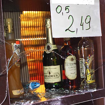 Kamie� Pomorski: Kostk� chodnikow� wybili szyb�. Ukradli 5 butelek alkoholu