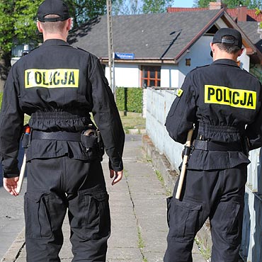 S�uchacze szko�y policyjnej patroluj� ulice