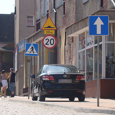 Kamie� Pomorski: Zaparkowane samochody brudz� chodniki