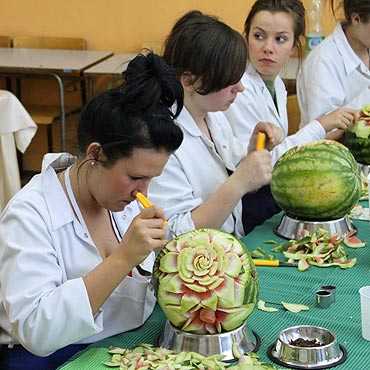 Kamie� Pomorski: Robili fantazyjne dekoracje z arbuz�w i melon�w
