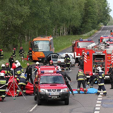Rozbi� si� autokar z kibicami. Symulacja wypadku. Zobacz film!