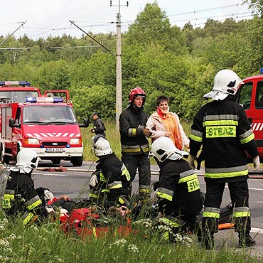 Rozbi� si� autokar z kibicami. Symulacja wypadku. Zobacz film!