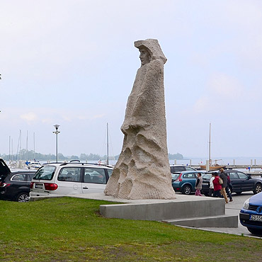 Kamie� Pomorski: Monument rybaka ty�em do spaceruj�cych