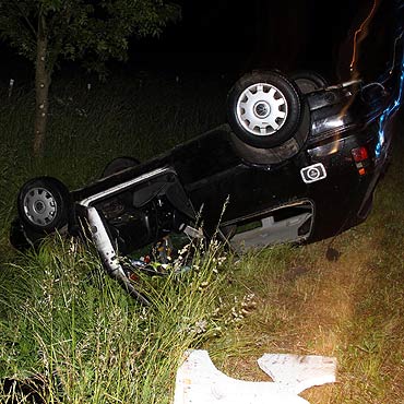 Pijany kierowca golfa wpad� do rowu. Dwie osoby ranne