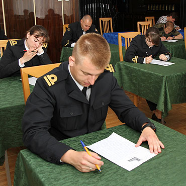 Aleksander Br�dka z 8. Batalionu Saper�w z Dziwnowa zaj�� III miejsce w konkursie ortograficznym