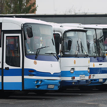 Kierowca PKS wyrzuci� z autobusu ucznia bo bi� koleg�