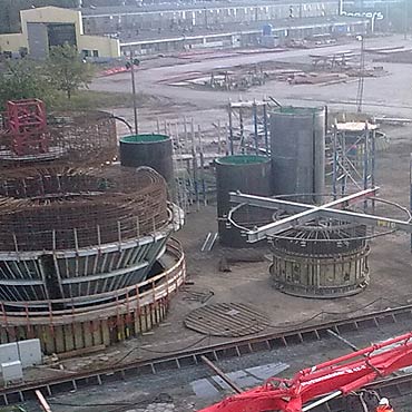 Pracownik przygnieciony przez stalow� konstrukcj�