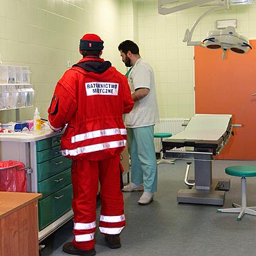 Stra�acy zdejmowali k��dk� z penisa