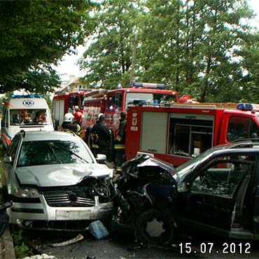 Zderzenie dw�ch aut. Siedem os�b jest rannych