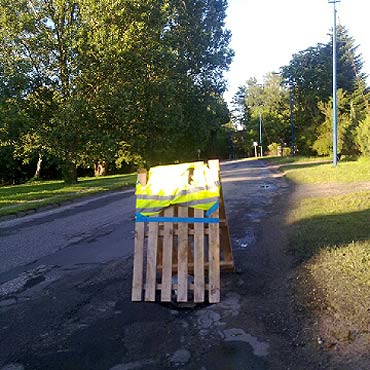 Dziwn�w: Kierowcy wpadaj� w dziury. Drogowcy zamiast �ata�, ustawiaj� znaki