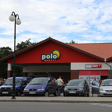 Dziwn�w: Nie chc� p�aci� za parkowanie. Auta zostawiaj� pod Polomarketem